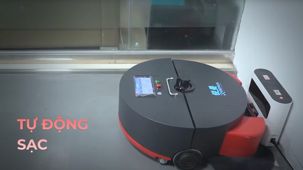 Khi pin yếu, robot sẽ tự động quay về trạm sạc